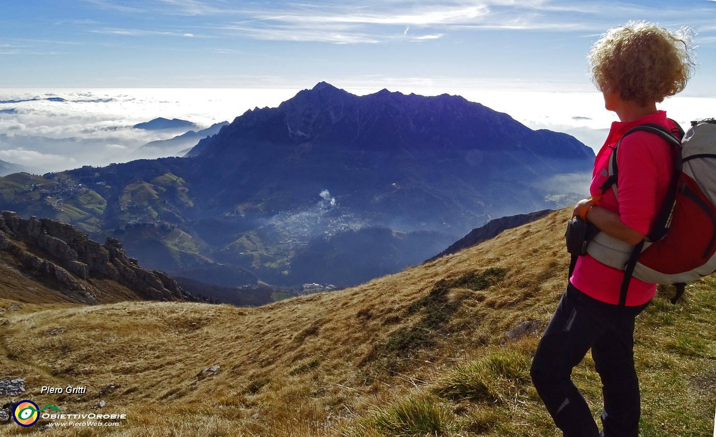 30 Bella vista sulla conca di Oltre il Colle e in Alben .JPG -                                